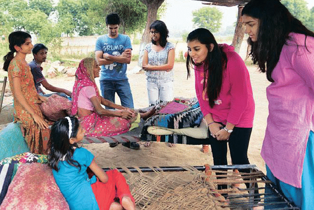 City based students visiting a village for its study
