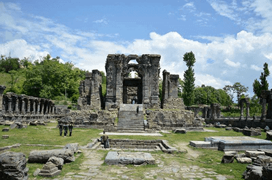 मार्तंड सूर्य मंदिर (बाएं) और मार्तंड मंदिर का कलात्मक मनोरंजन (दाएं)