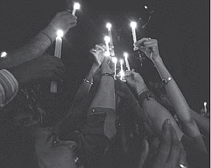 Women are holding up candles to demonstrate the solidarity between the people of India and Pakistan 