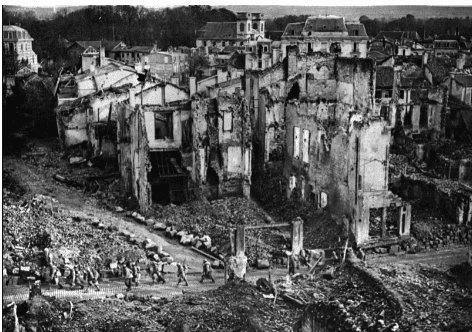 1916 में वर्दुन, फ्रांस के खंडहरों से गुजरते हुए फ्रांसीसी सैनिक
