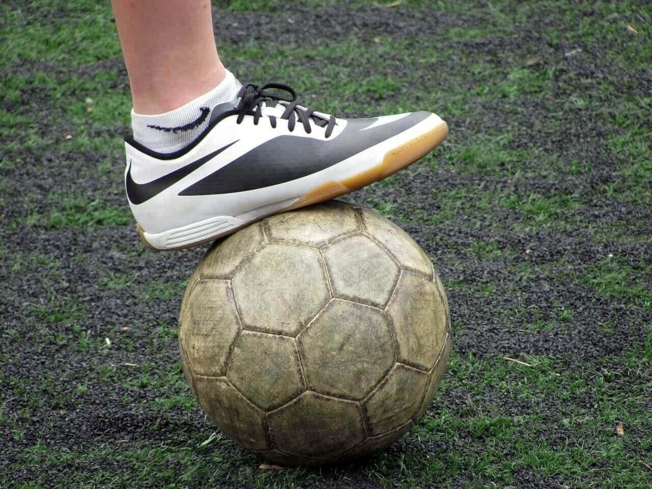 Kicking and Receiving Chapter Notes | Physical Education and Well Being (Khel Yoga) Class 5