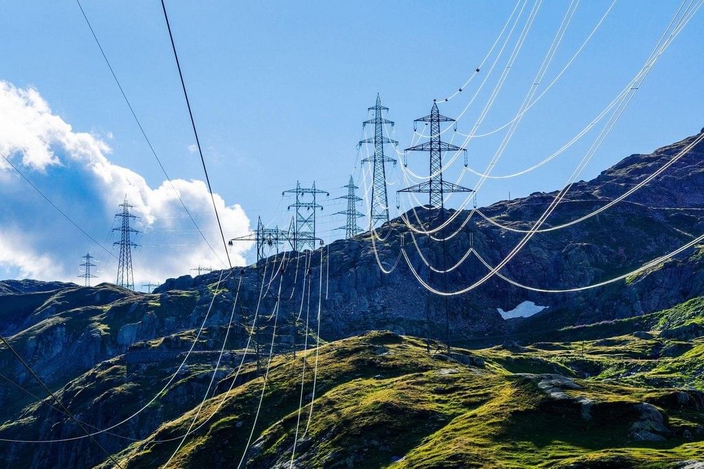 Pole wires in Summers